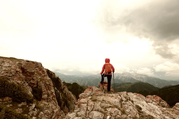 Backpackerin beim Wandern — Stockfoto