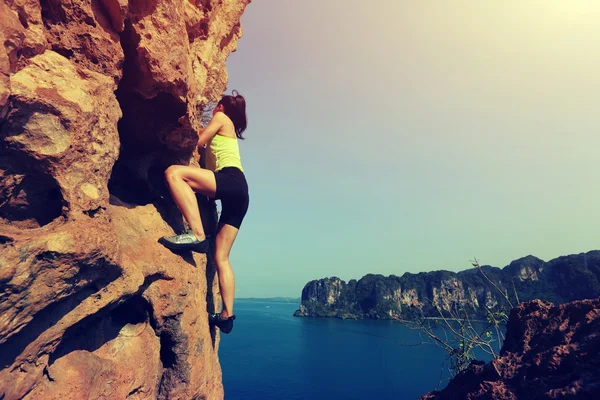 海辺で登山女性 — ストック写真