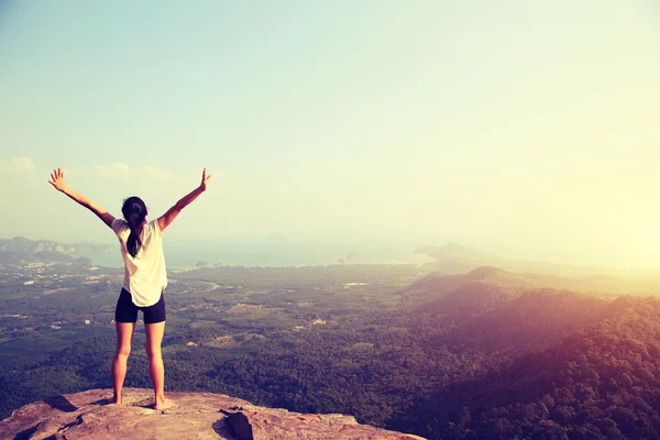 Woman on mountain peak — Stock Photo, Image