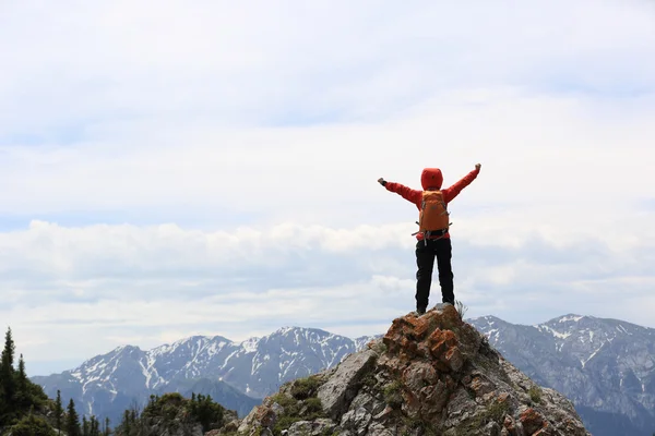 Woman backpacker on mountain peak — Stock Photo, Image