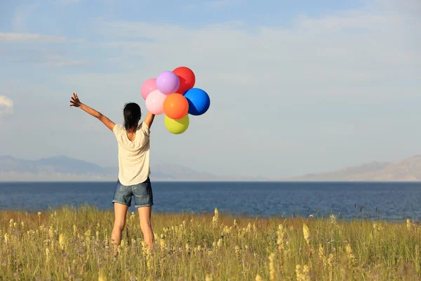 Kvinna med färgade ballonger — Stockfoto