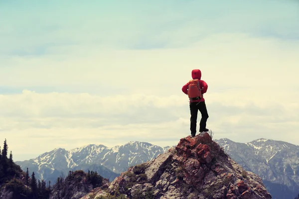 Backpackerin beim Wandern — Stockfoto