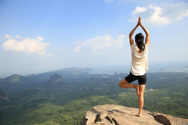 Kvinna utövar yoga — Stockfoto