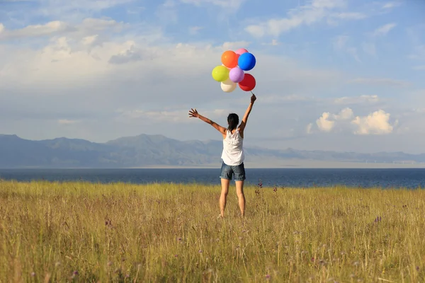 Kvinna med färgade ballonger — Stockfoto