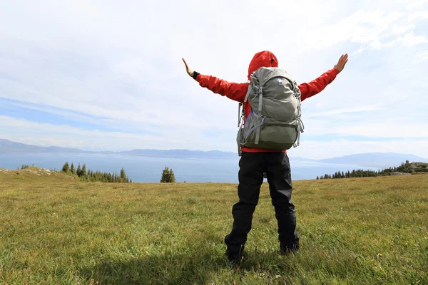 Vrouw backpacker op berg — Stockfoto