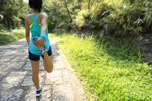 Kadın iz runner ısınmak — Stok fotoğraf