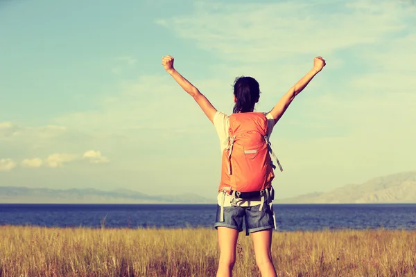 Junge Wanderin mit offenen Armen — Stockfoto