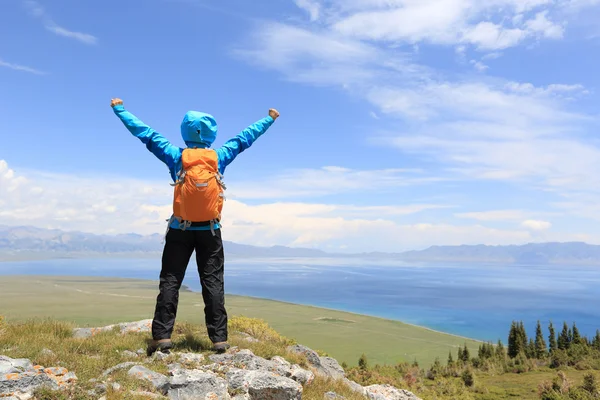 Backpacker γυναίκα στην κορυφή του βουνού — Φωτογραφία Αρχείου