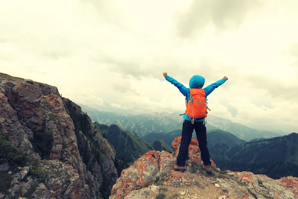 Femme routard sur le sommet de la montagne — Photo