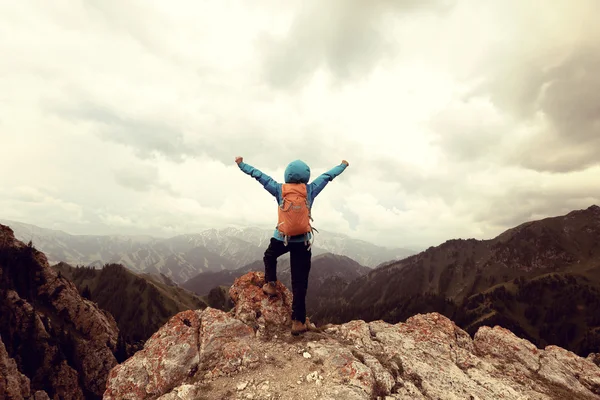 Mujer mochilero en pico de montaña — Foto de Stock