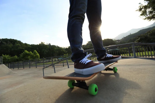 Skateboarder 's legs skate — Foto de Stock