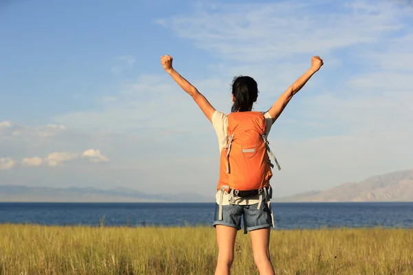Young woman hiker open arms — Stock Photo, Image