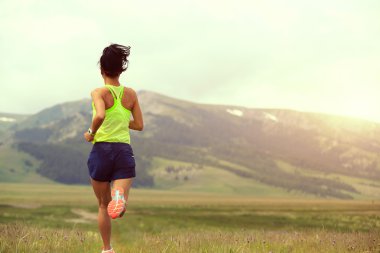 tepe üzerinde çalışan iz runner 