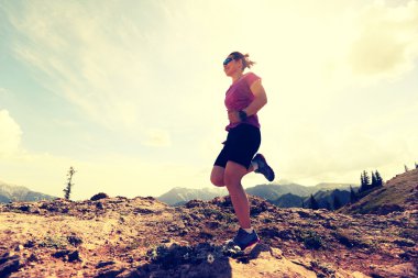 tepe üzerinde çalışan iz runner 