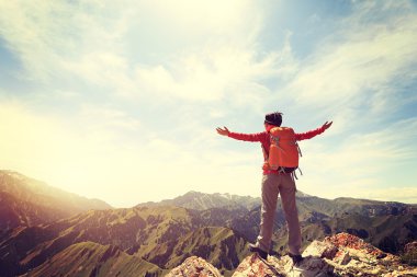 kadın backpacker dağ tepe üzerinde