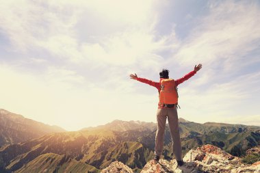 kadın backpacker dağ tepe üzerinde