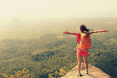 kadın backpacker dağ tepe üzerinde
