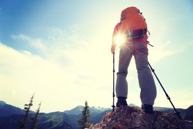  backpacker zevk görünümü dağ tepe üzerinde