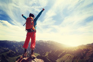 kadın backpacker dağ tepe üzerinde