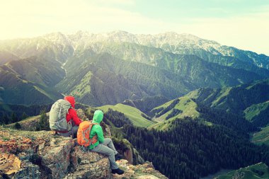 iki başarılı backpackers Hiking