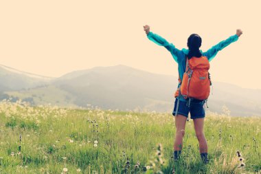 kadın backpacker otlak olarak