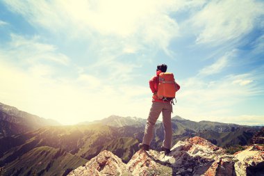 dağ tepe cliff üzerinde hiking backpacker