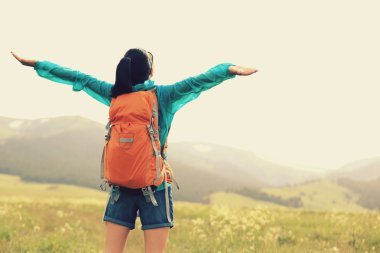 kadın backpacker otlak olarak