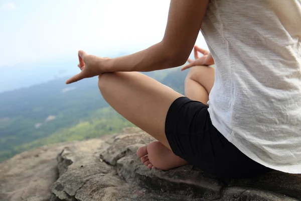 Mujer practicando yoga — Foto de Stock