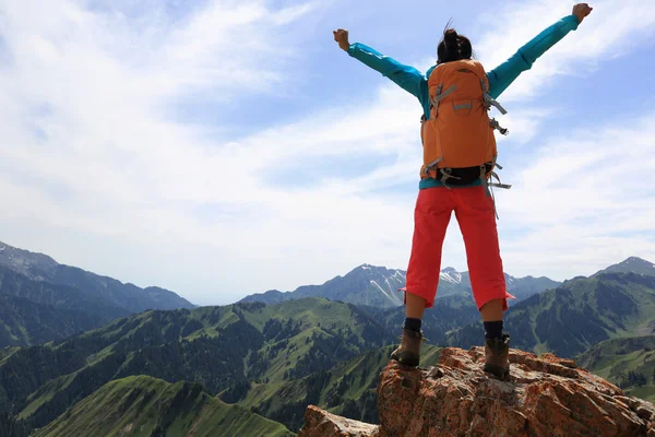 Mujer mochilero en pico de montaña — Foto de Stock