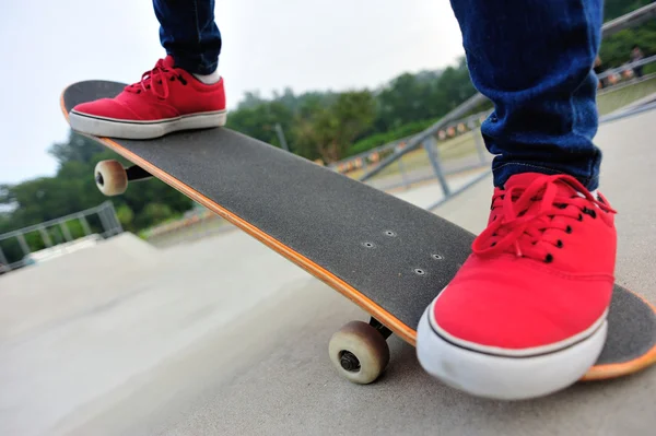 Skateboarding nohy na skate park rampa — Stock fotografie