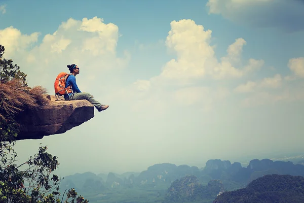 Mochilero sentado en pico de montaña — Foto de Stock