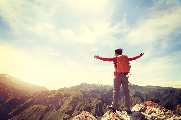 Mujer mochilero en pico de montaña — Foto de Stock