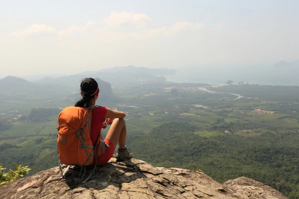 Mujer disfrutar de la vista en la cima de la montaña — Foto de Stock