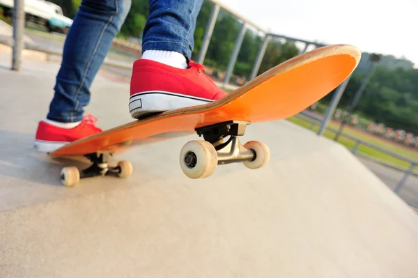 Skateboarding legs at skate park ramp — стоковое фото