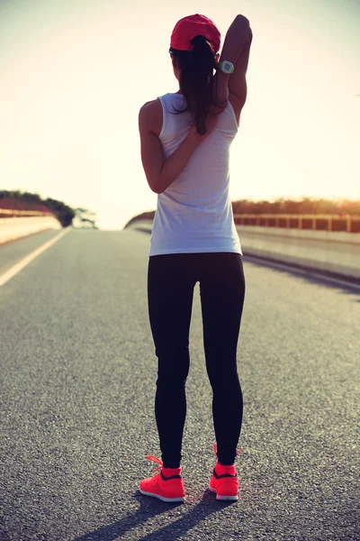 Woman runner warms up — Stock Photo, Image