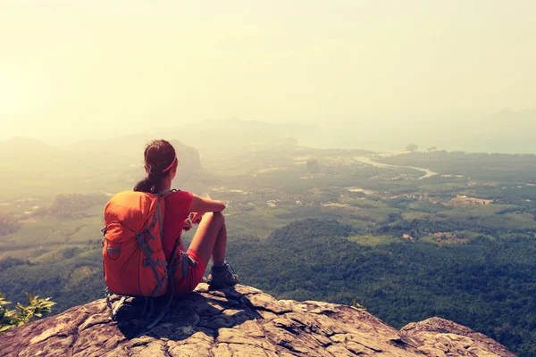 Wanita menikmati pemandangan di puncak gunung — Stok Foto