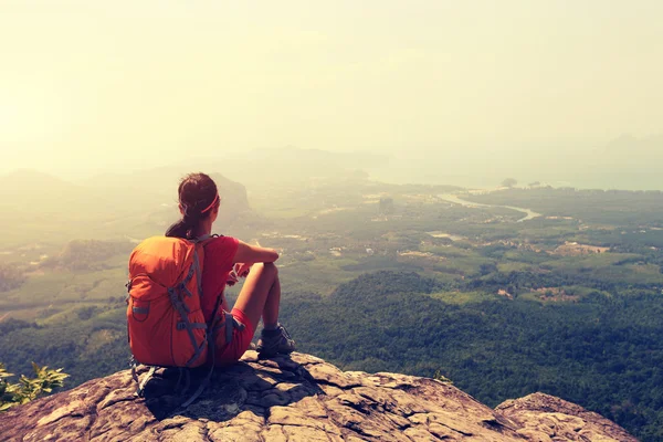 Mujer disfrutar de la vista en la cima de la montaña — Foto de Stock