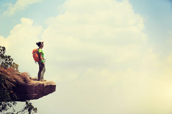 Frau genießt die Aussicht auf Klippe — Stockfoto