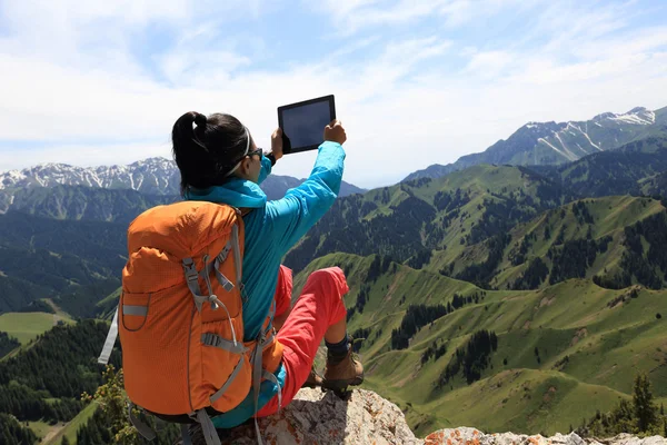 Backpacker kobieta za pomocą cyfrowego tabletu — Zdjęcie stockowe