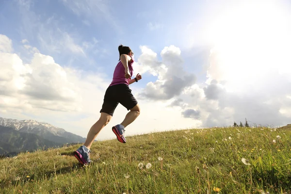 Trail runner che corre in vetta — Foto Stock