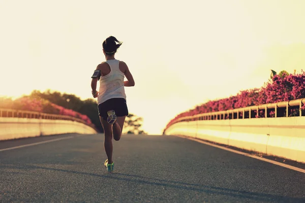 Fitness mujer corriendo — Foto de Stock