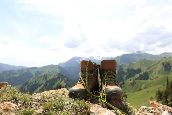 Hiking boots on  mountain peak — Stock Photo, Image