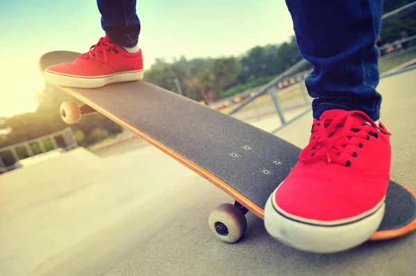 Gördeszka lábak a skate park rámpa — Stock Fotó