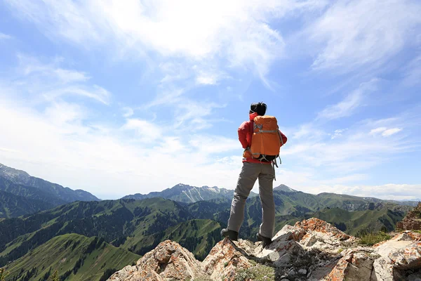 Senderismo mochilero en el acantilado pico de montaña — Foto de Stock