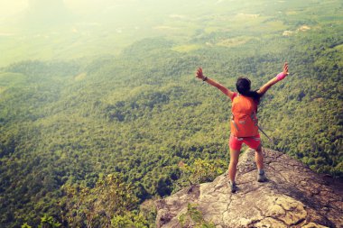 kadın backpacker dağ tepe üzerinde
