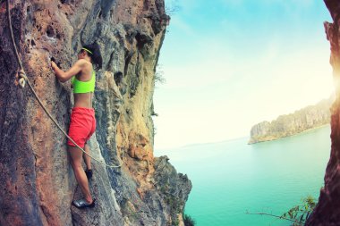 Deniz kenarında tırmanma kadın