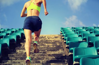 Merdivenlerin üzerinde çalışan kadın