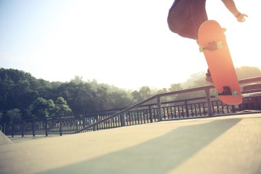 kaykaycı'nın bacakları kaykay