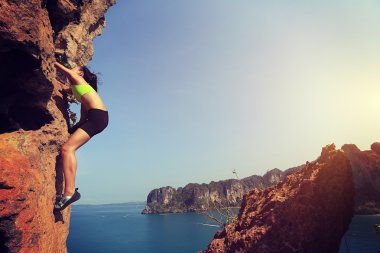 Deniz kenarında tırmanma kadın