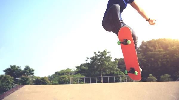 Τα πόδια του skateboarder κάνει σκέιτ μπορντ — Φωτογραφία Αρχείου